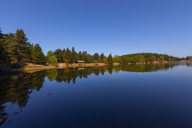 Bolu şehir merkezinin 13 kilometre güneyinde yapay olarak oluşturulmuş bir baraj gölüdür..