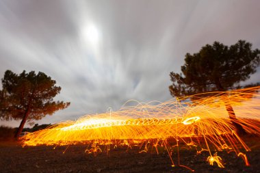Çelik yünden yapılmış gizemli ve eğlenceli bir fotoğraf.
