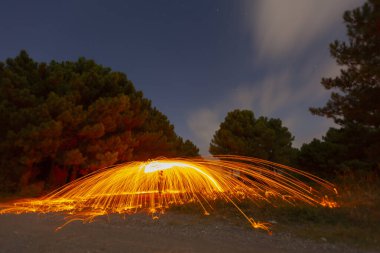 Çelik yünden yapılmış gizemli ve eğlenceli bir fotoğraf.
