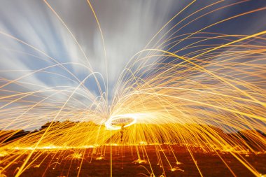 Çelik yünden yapılmış gizemli ve eğlenceli bir fotoğraf.