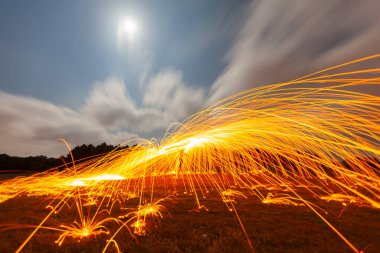 Çelik yünden yapılmış gizemli ve eğlenceli bir fotoğraf.