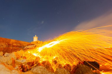 Çelik yünden yapılmış gizemli ve eğlenceli bir fotoğraf.