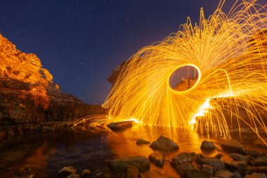 Çelik yünden yapılmış gizemli ve eğlenceli bir fotoğraf.