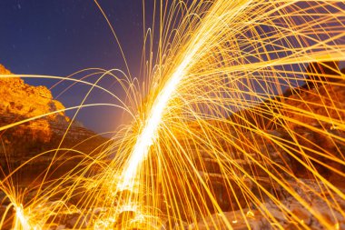 Çelik yünden yapılmış gizemli ve eğlenceli bir fotoğraf.