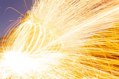 Çelik yünden yapılmış gizemli ve eğlenceli bir fotoğraf.