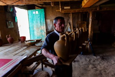 Çömlek atölyesinde yapılan çömlek ürünleri.