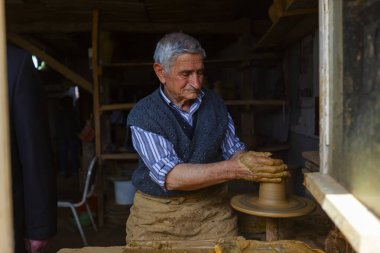 Çömlek atölyesinde yapılan çömlek ürünleri.