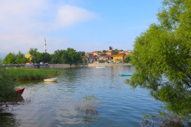 Golyazi Bursa 'daki en zengin antik yerleşim yerlerinden biridir. Derin bir yarımadada kurulmuş olan Glyaz 'ın tarihi M.Ö. 6. yüzyıla dayanıyor..