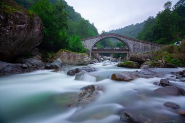 İkiz Köprüler, Artvin 'in Artvin ilçesinin Arhavi ilçesine bağlı iki komşu köprü..