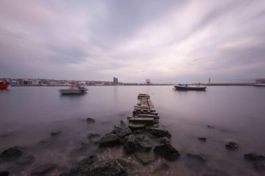 Haydarpaa Tren İstasyonu 1906-1908 yılları arasında İstanbul-Bağdat demiryolu hattının başlangıç istasyonu olarak inşa edildi ve 1908 yılında açıldı..