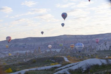 Kapadokya, 60 milyon yıl önce Erciyes, Hasanda ve Gllda tarafından püskürtülen lav ve küllerin oluşturduğu bölgedir..