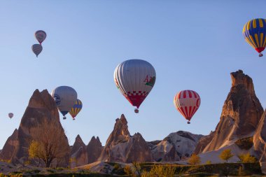 Kapadokya, 60 milyon yıl önce Erciyes, Hasanda ve Gllda tarafından püskürtülen lav ve küllerin oluşturduğu bölgedir..