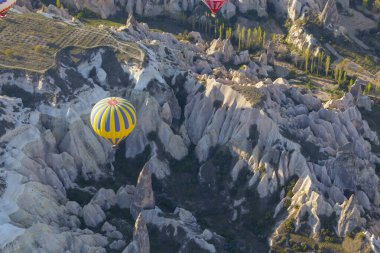 Kapadokya, 60 milyon yıl önce Erciyes, Hasanda ve Gllda tarafından püskürtülen lav ve küllerin oluşturduğu bölgedir..