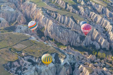 Kapadokya, 60 milyon yıl önce Erciyes, Hasanda ve Gllda tarafından püskürtülen lav ve küllerin oluşturduğu bölgedir..