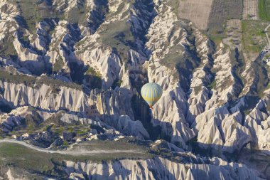 Kapadokya, 60 milyon yıl önce Erciyes, Hasanda ve Gllda tarafından püskürtülen lav ve küllerin oluşturduğu bölgedir..