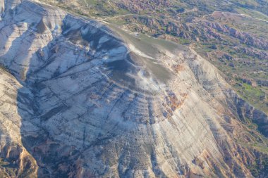 Kapadokya, 60 milyon yıl önce Erciyes, Hasanda ve Gllda tarafından püskürtülen lav ve küllerin oluşturduğu bölgedir..