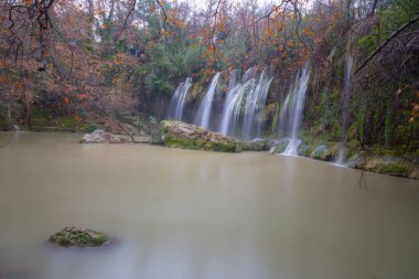 Kursunlu Şelalesi, Antalya-Isparta otoyolunun 24 km 'sinden sola dönerek ve 7 km boyunca devam ederek ulaşılabilecek bir şelaledir..