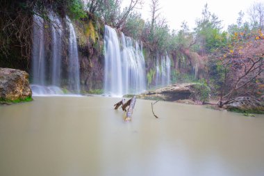 Kursunlu Şelalesi, Antalya-Isparta otoyolunun 24 km 'sinden sola dönerek ve 7 km boyunca devam ederek ulaşılabilecek bir şelaledir..
