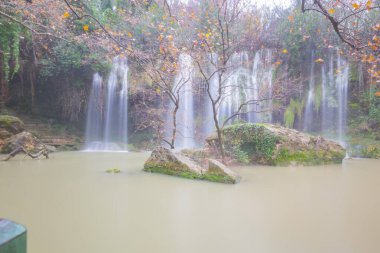 Kursunlu Şelalesi, Antalya-Isparta otoyolunun 24 km 'sinden sola dönerek ve 7 km boyunca devam ederek ulaşılabilecek bir şelaledir..