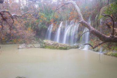 Kursunlu Şelalesi, Antalya-Isparta otoyolunun 24 km 'sinden sola dönerek ve 7 km boyunca devam ederek ulaşılabilecek bir şelaledir..