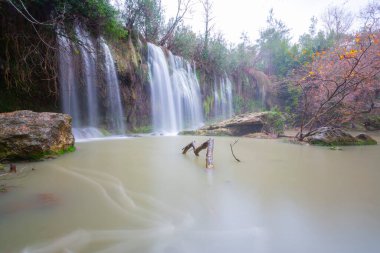 Kursunlu Şelalesi, Antalya-Isparta otoyolunun 24 km 'sinden sola dönerek ve 7 km boyunca devam ederek ulaşılabilecek bir şelaledir..