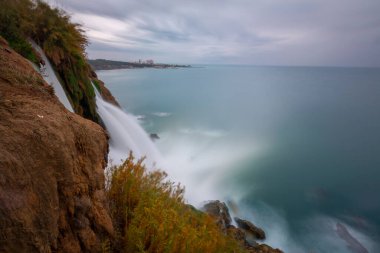 Duden Şelaleleri, Türkiye 'nin Antalya bölgesinde yer alan nefes kesici bir şelale serisidir..