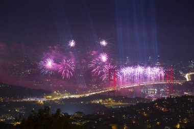 Eskiden Boğaz Köprüsü olarak bilinen Şehitler Köprüsü 'nde 15 Temmuz' da büyük bir kutlama yapıldı