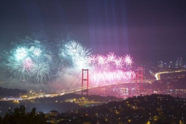 Eskiden Boğaz Köprüsü olarak bilinen Şehitler Köprüsü 'nde 15 Temmuz' da büyük bir kutlama yapıldı