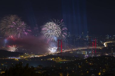Eskiden Boğaz Köprüsü olarak bilinen Şehitler Köprüsü 'nde 15 Temmuz' da büyük bir kutlama yapıldı