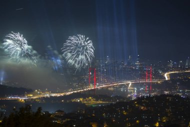 Eskiden Boğaz Köprüsü olarak bilinen Şehitler Köprüsü 'nde 15 Temmuz' da büyük bir kutlama yapıldı