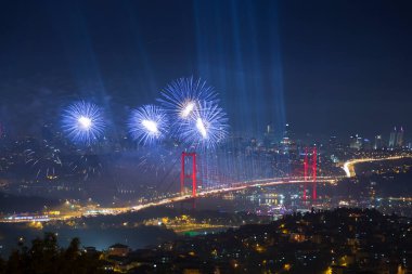 Eskiden Boğaz Köprüsü olarak bilinen Şehitler Köprüsü 'nde 15 Temmuz' da büyük bir kutlama yapıldı