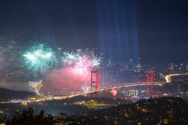 Eskiden Boğaz Köprüsü olarak bilinen Şehitler Köprüsü 'nde 15 Temmuz' da büyük bir kutlama yapıldı