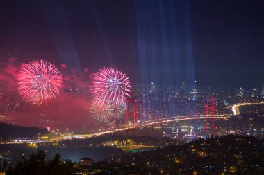 Eskiden Boğaz Köprüsü olarak bilinen Şehitler Köprüsü 'nde 15 Temmuz' da büyük bir kutlama yapıldı