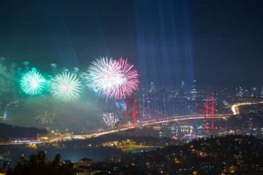 Eskiden Boğaz Köprüsü olarak bilinen Şehitler Köprüsü 'nde 15 Temmuz' da büyük bir kutlama yapıldı