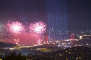 Eskiden Boğaz Köprüsü olarak bilinen Şehitler Köprüsü 'nde 15 Temmuz' da büyük bir kutlama yapıldı