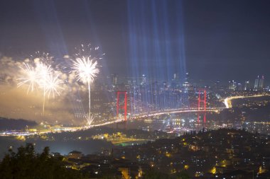 Eskiden Boğaz Köprüsü olarak bilinen Şehitler Köprüsü 'nde 15 Temmuz' da büyük bir kutlama yapıldı