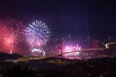 Eskiden Boğaz Köprüsü olarak bilinen Şehitler Köprüsü 'nde 15 Temmuz' da büyük bir kutlama yapıldı
