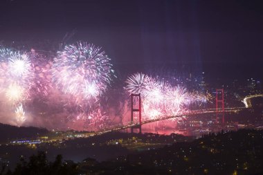 Eskiden Boğaz Köprüsü olarak bilinen Şehitler Köprüsü 'nde 15 Temmuz' da büyük bir kutlama yapıldı