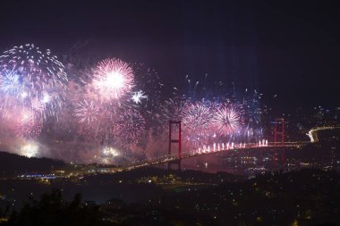 Eskiden Boğaz Köprüsü olarak bilinen Şehitler Köprüsü 'nde 15 Temmuz' da büyük bir kutlama yapıldı