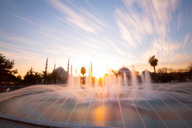 Sultanahmet Camii ve Havuzu, uzun pozlama tekniğiyle fotoğraflandı.