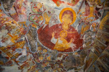 Deniz seviyesinden 1150 metre yukarıda ve vadiden 300 metre yukarıda bulunan bu Yunan Ortodoks manastırı ve kilise kompleksi, UNESCO 'nun Dünya Kültür Mirası Geçici Listesi' nde yer alıyor.