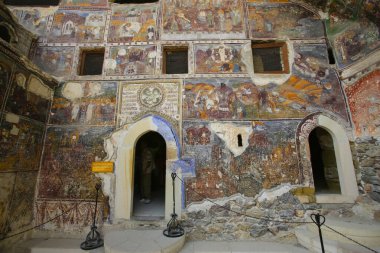 Deniz seviyesinden 1150 metre yukarıda ve vadiden 300 metre yukarıda bulunan bu Yunan Ortodoks manastırı ve kilise kompleksi, UNESCO 'nun Dünya Kültür Mirası Geçici Listesi' nde yer alıyor.