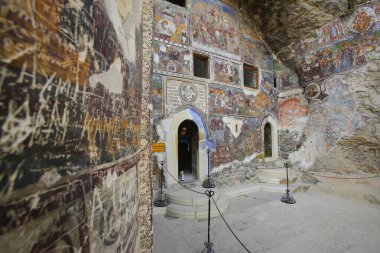 Deniz seviyesinden 1150 metre yukarıda ve vadiden 300 metre yukarıda bulunan bu Yunan Ortodoks manastırı ve kilise kompleksi, UNESCO 'nun Dünya Kültür Mirası Geçici Listesi' nde yer alıyor.