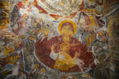 Deniz seviyesinden 1150 metre yukarıda ve vadiden 300 metre yukarıda bulunan bu Yunan Ortodoks manastırı ve kilise kompleksi, UNESCO 'nun Dünya Kültür Mirası Geçici Listesi' nde yer alıyor.