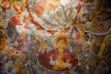 Deniz seviyesinden 1150 metre yukarıda ve vadiden 300 metre yukarıda bulunan bu Yunan Ortodoks manastırı ve kilise kompleksi, UNESCO 'nun Dünya Kültür Mirası Geçici Listesi' nde yer alıyor.