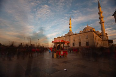 The New Mosque, which contributes significantly to the city's silhouette and visuality, is the last example of the large mosques built by the Ottoman family in Istanbul. clipart