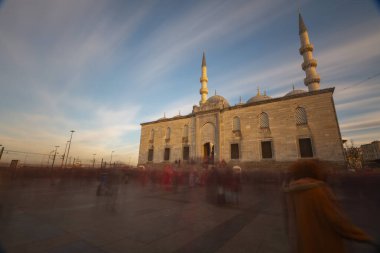 Şehrin silueti ve görselliğine önemli katkı sağlayan Yeni Cami, İstanbul 'da Osmanlı ailesinin inşa ettiği büyük camilerin son örneği..