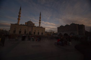 Şehrin silueti ve görselliğine önemli katkı sağlayan Yeni Cami, İstanbul 'da Osmanlı ailesinin inşa ettiği büyük camilerin son örneği..