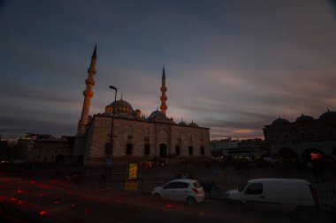Şehrin silueti ve görselliğine önemli katkı sağlayan Yeni Cami, İstanbul 'da Osmanlı ailesinin inşa ettiği büyük camilerin son örneği..