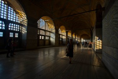 Eskiden Kutsal Bilgelik Kilisesi ve Ayasofya Müzesi olarak bilinen Ayasofya, bugün resmi adıyla Büyük Ayasofya Camii, İstanbul 'da bulunan bir cami ve eski bir kilisedir. .